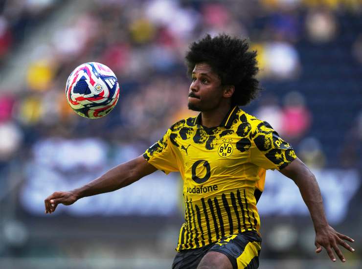 Adeyemi controlla il pallone