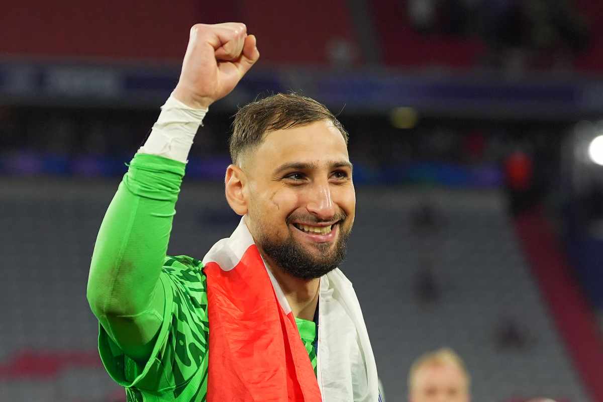 Donnarumma sorridente in primo piano